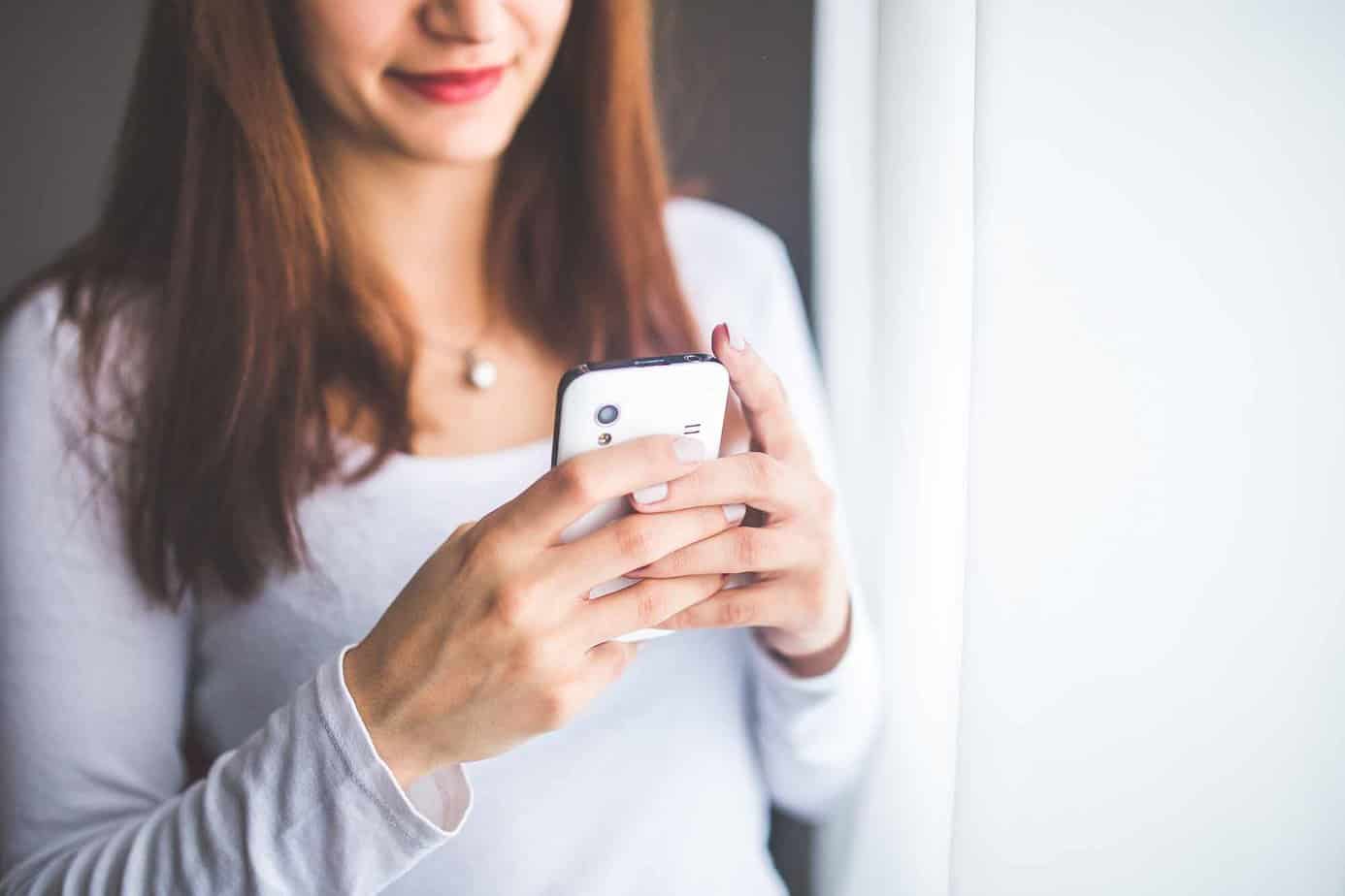 Woman holding phone using a sober app