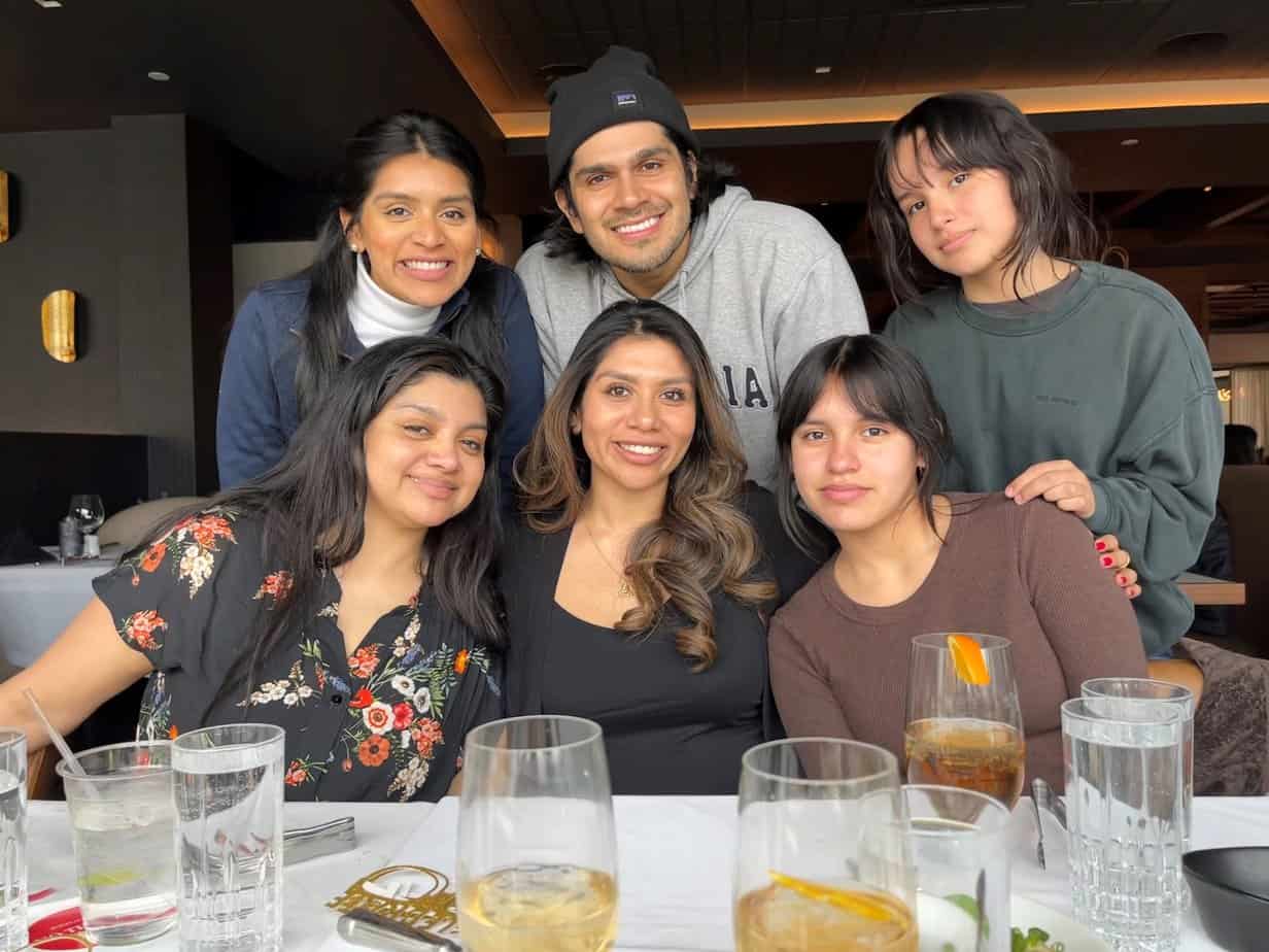 6 family members sitting at a dinner table