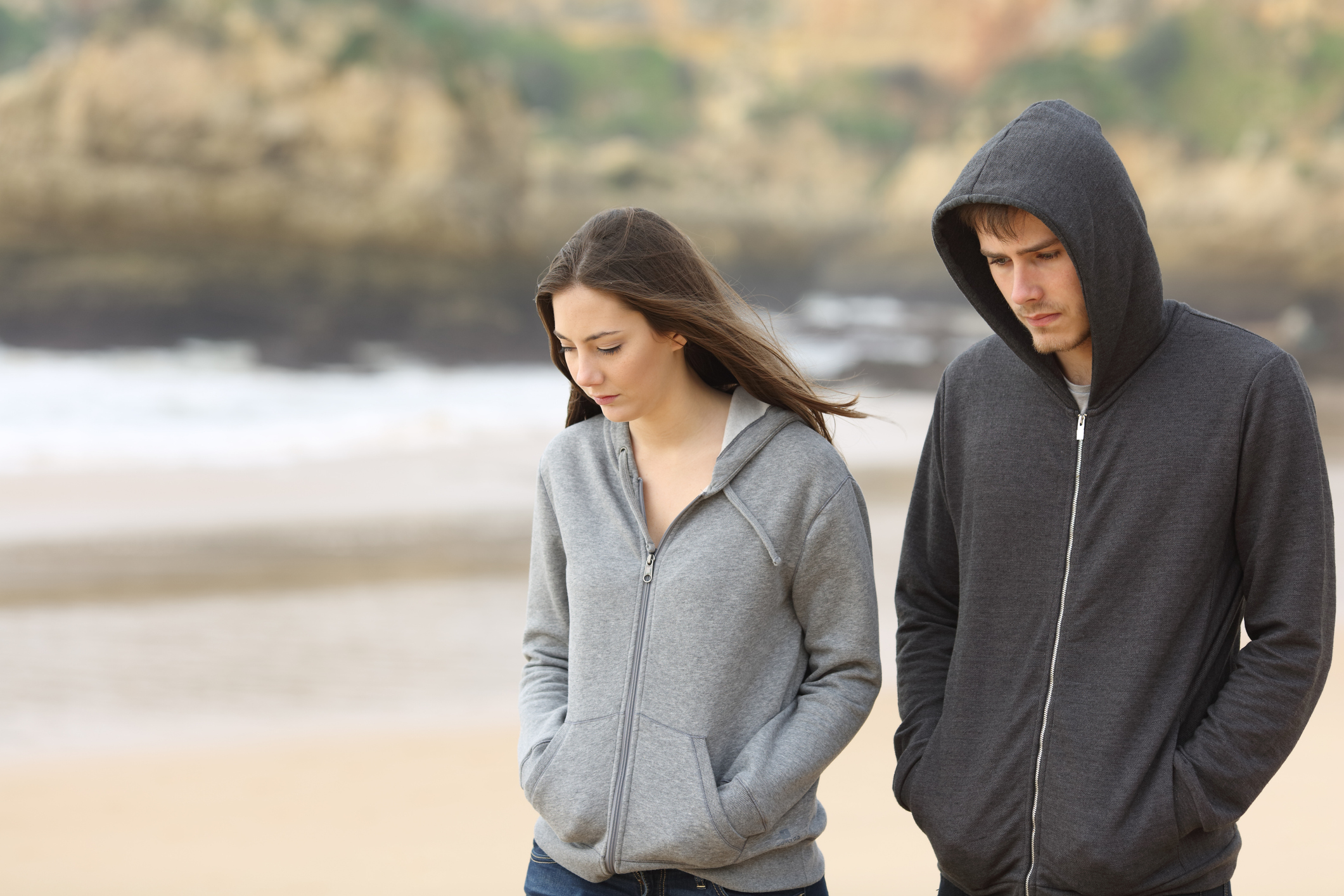 woman and man struggling with bipolar disorder and addiction walking outside side by side